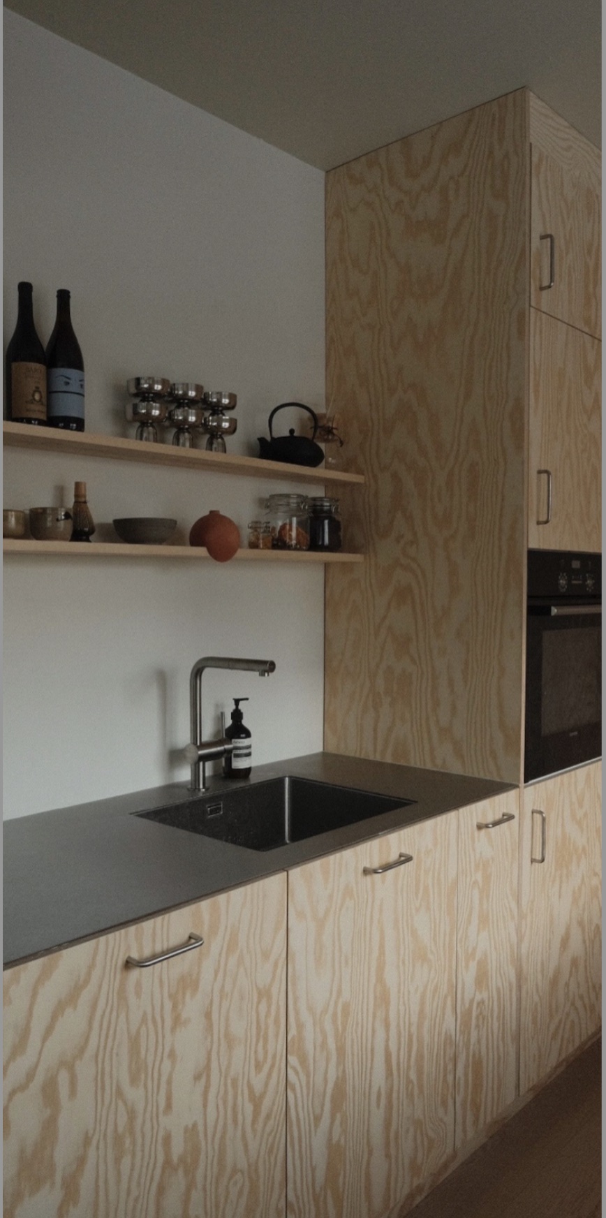 Fronter i eikefiner, behandlet med Osmo. Benkeplate i massivt stål.